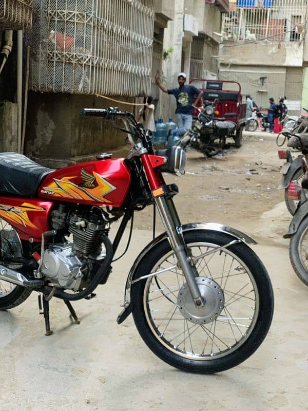 Honda 125 2016 karachi number mint condition 4