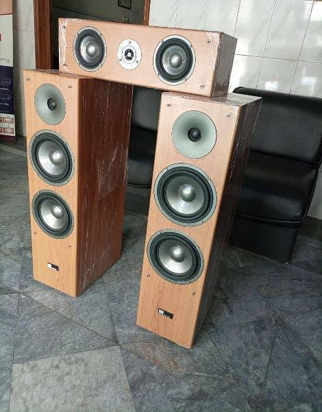 Pure Acoustic Tower and center  woofer speakers 0