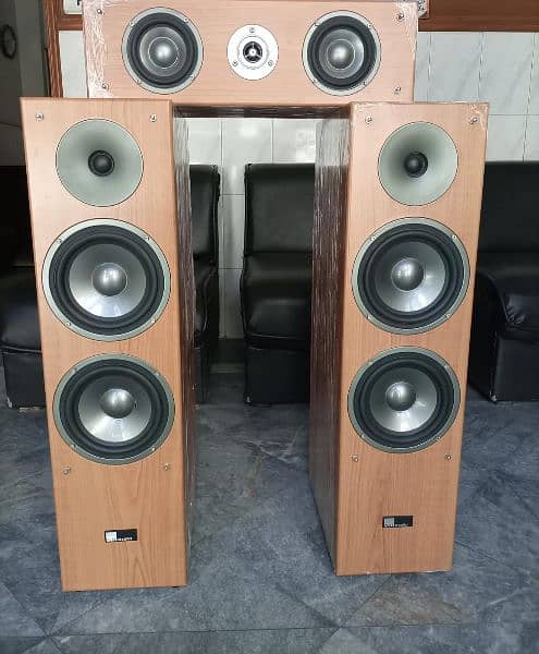 Pure Acoustic Tower and center  woofer speakers 1