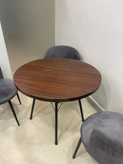 New round table with 3 comfortable chairs 0