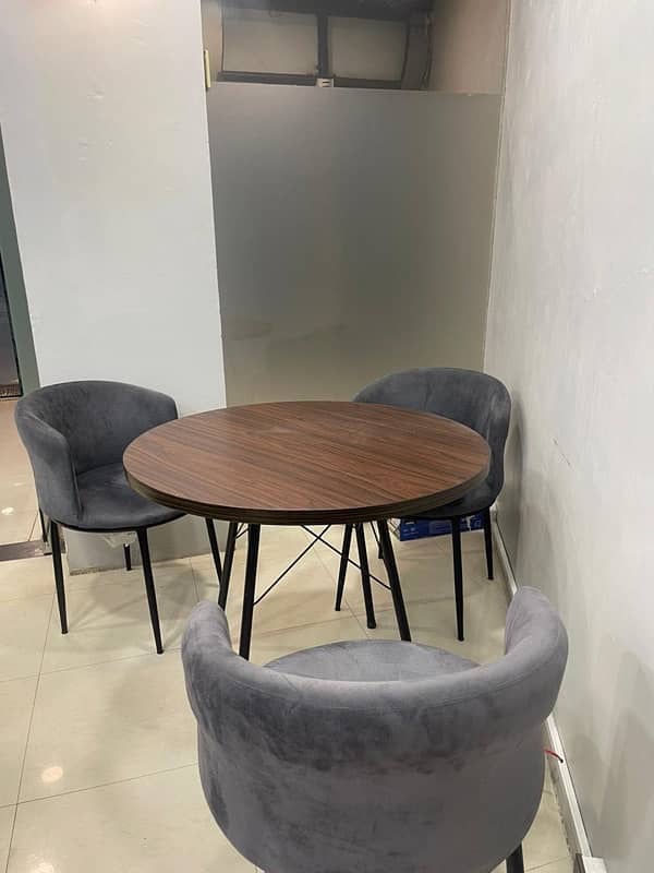 New round table with 3 comfortable chairs 1