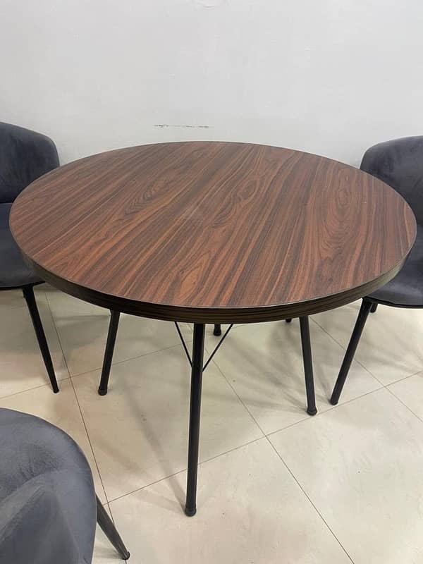 New round table with 3 comfortable chairs 2