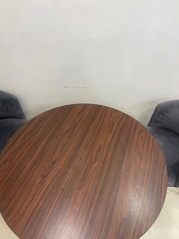 New round table with 3 comfortable chairs 3