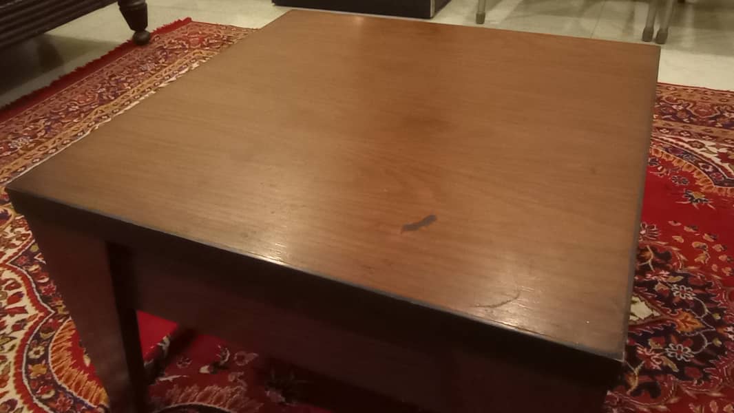 Center table in good condition 1