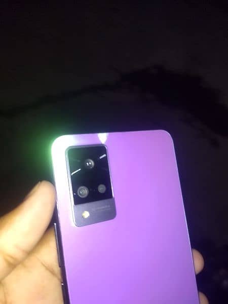 vivo v21 daba charger sht hai kohi issu ni hai 03237433881 2