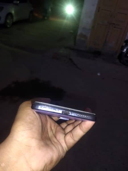 vivo v21 daba charger sht hai kohi issu ni hai 03237433881 3