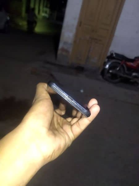 vivo v21 daba charger sht hai kohi issu ni hai 03237433881 7