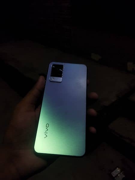 vivo v21 daba charger sht hai kohi issu ni hai 03237433881 9