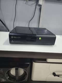 XBOX 360 WITH WIRELESS CONTROLLERS AND THOUSAND OF GAMES