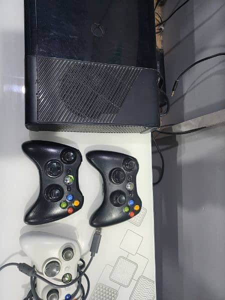 XBOX 360 WITH WIRELESS CONTROLLERS AND THOUSAND OF GAMES 2