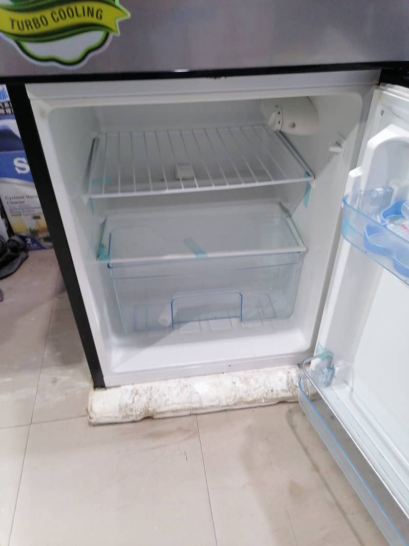 GEEPAS room Fridge with freezer just like a new 10/10 3