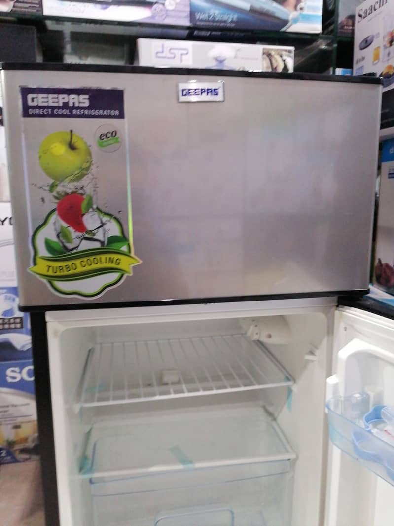 GEEPAS room Fridge with freezer just like a new 10/10 5