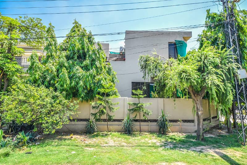 Very Well Maintained 10 Marla House DHA Phase -4 17