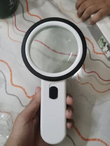 LED MAGNIFIEING GLASS 2