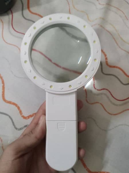 LED MAGNIFIEING GLASS 3