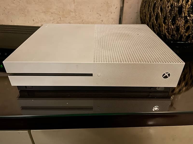 Xbox One S 1TB 2