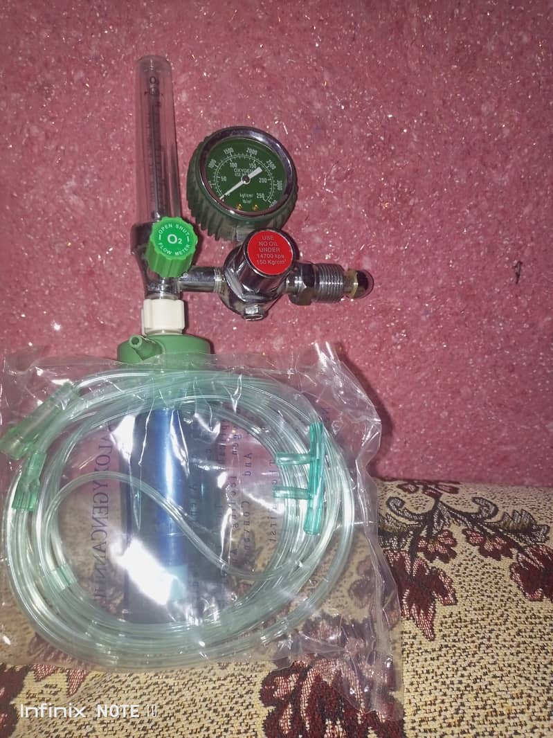 Medical Oxygen Regulator with cannula 3