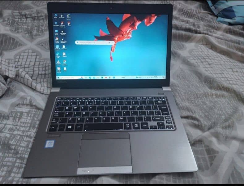 Toushiba Z30 core  i3 7th Generation 8Gb 256Gb SSD 1