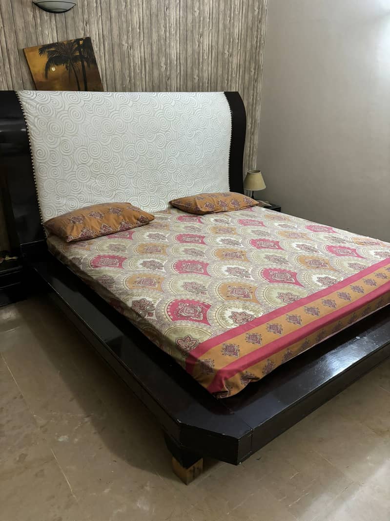 Low bed with High back 1