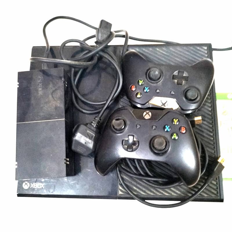 XBox1 1540 500GB with 2 controllers 0