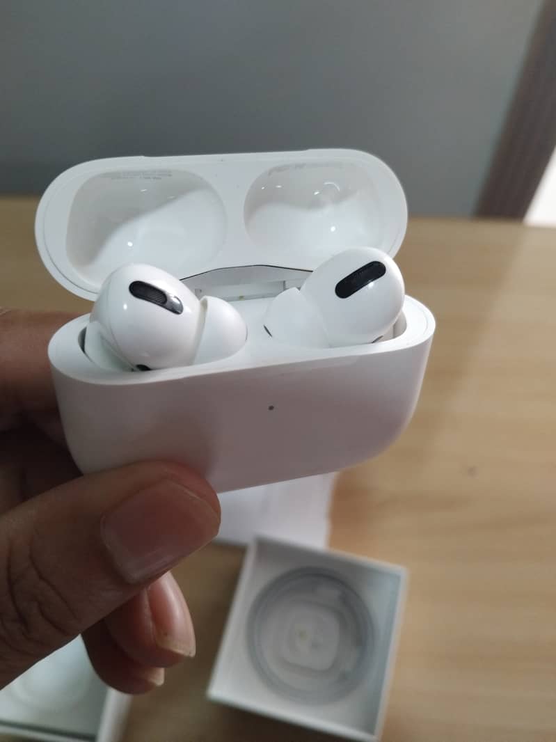 Apple AirPods Pro (1st Generation) with MagSafe Charging Case 1