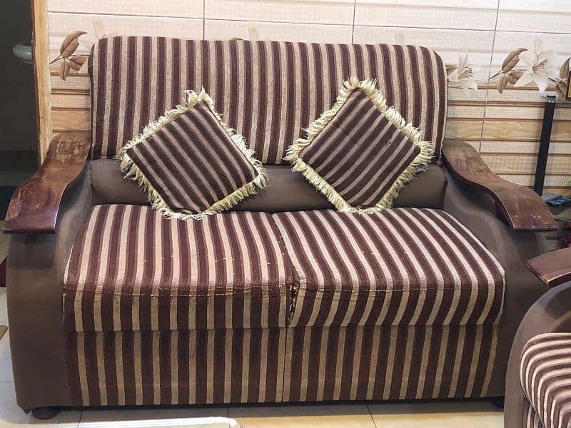 7 sister sofa set with cusion 1