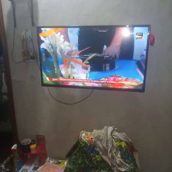 40 inch ki LCD hain tiba our warnti main hian 2