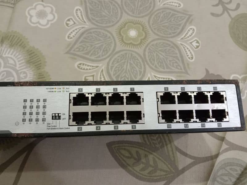 D-Link DGS‑1016D 16‑Port Gigabit Desktop Switch 0