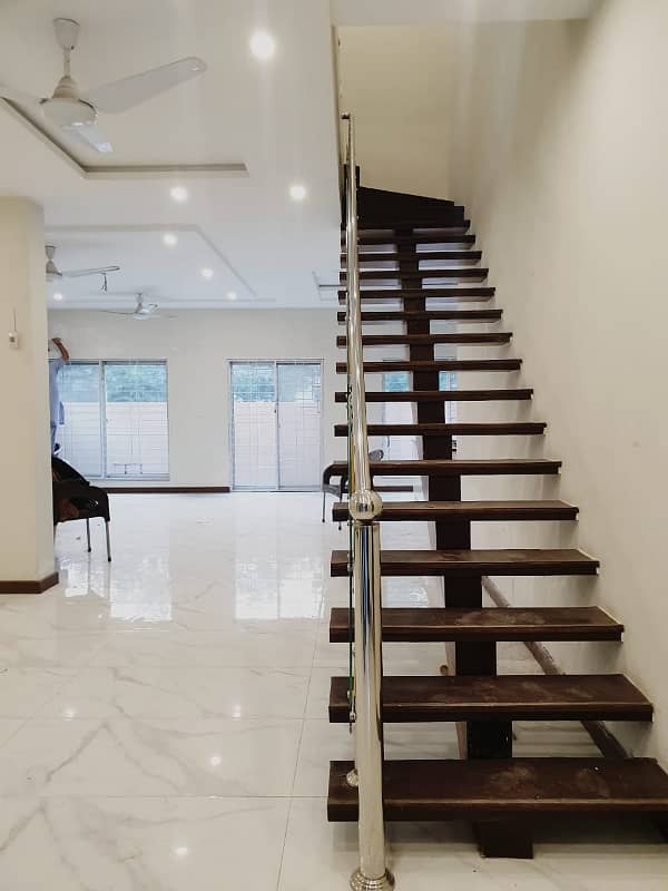 10 MARLA HOUSE FOR RENT IN BAHRIA TOWN LAHORE 0