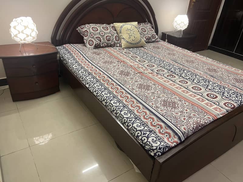 Sheesham wood King size bed with sidetables 0