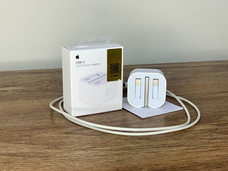 Apple Original 20W Adapter USB-C  &  Apple Original Lightening Cable 3