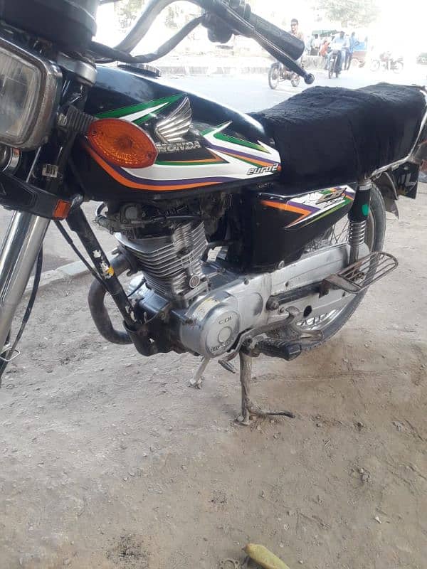 Honda 125 dadu nmbr enjen me awaz hy . PRICE FAINAL HY. 10