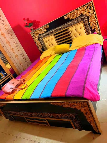 Double Bed With mattres Darsing Side Tables nahi Hain 5