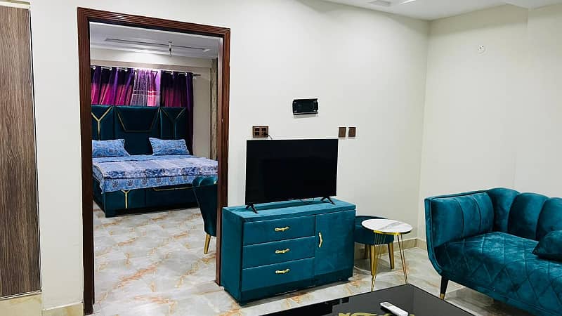 Furnish laxry apartment bahria town lahore par day weekly available for rent 1