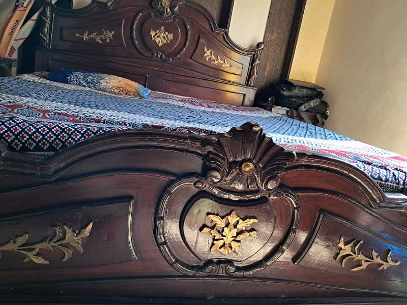 selling my wooden bed in excellent condition because I want to change 2