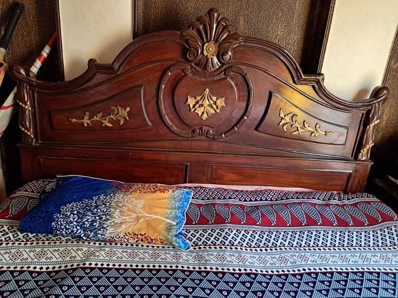 selling my wooden bed in excellent condition because I want to change 0