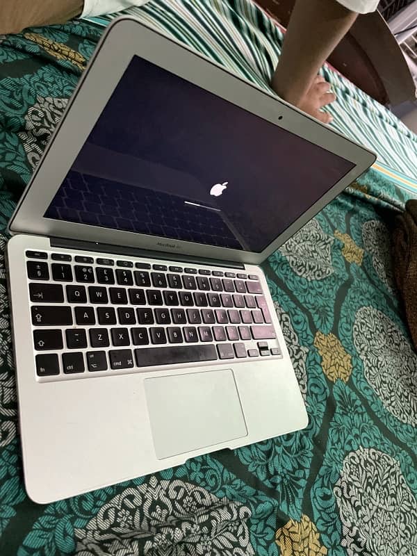 Mac Air 11 inch 128gb ssd 2gb ram  32000 1