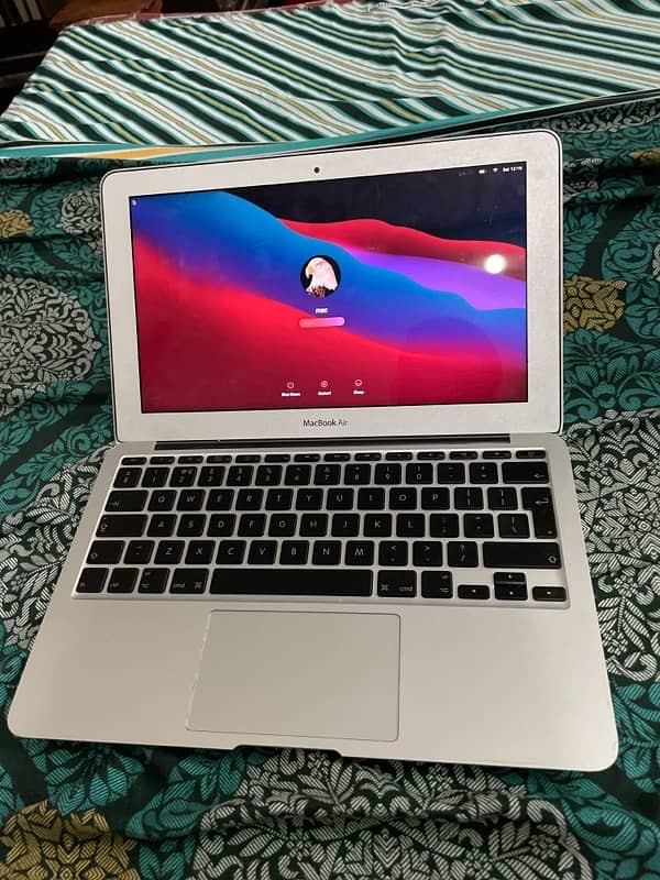 Mac Air 11 inch 128gb ssd 2gb ram  32000 4