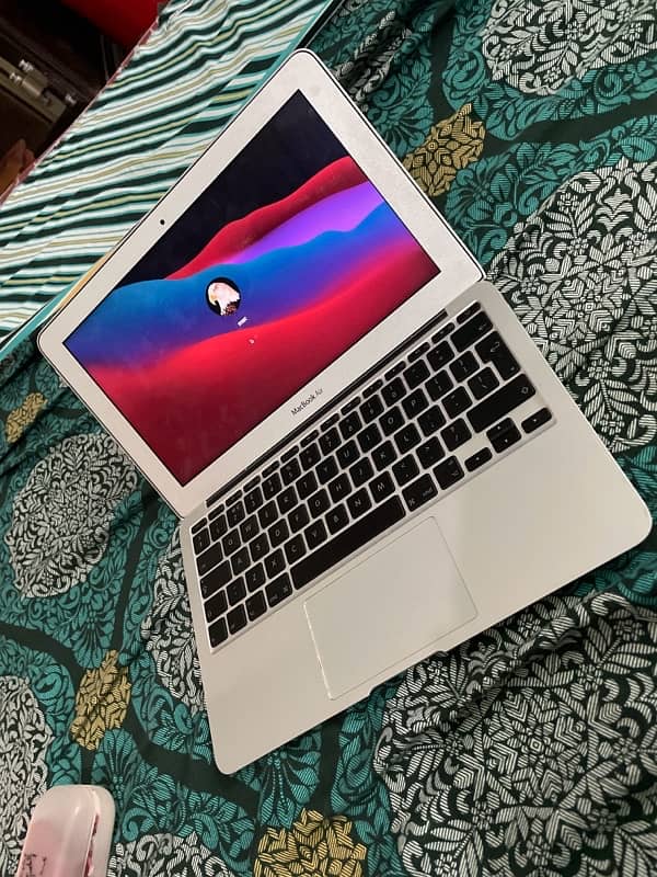 Mac Air 11 inch 128gb ssd 2gb ram  32000 5