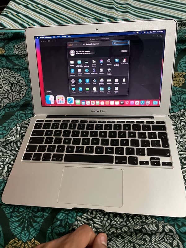 Mac Air 11 inch 128gb ssd 2gb ram  32000 7