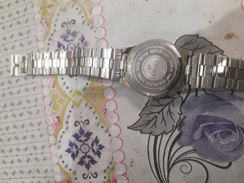 brand ki watch ha chain or lock bhi company ka hae. 2