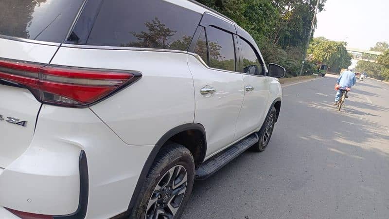 Toyota Fortuner Legender 2022 1