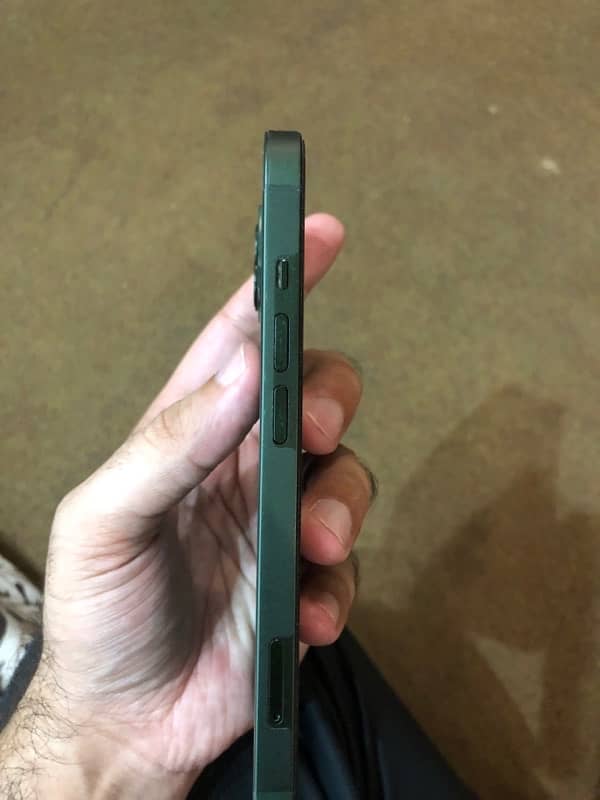 iPhone 13 10/10 condition 2