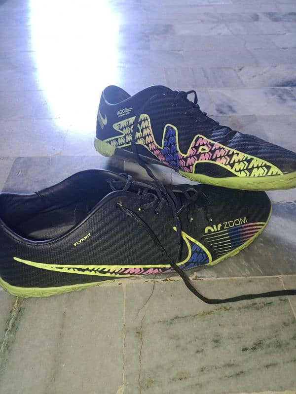 nike mercurials in slightly used condition 0