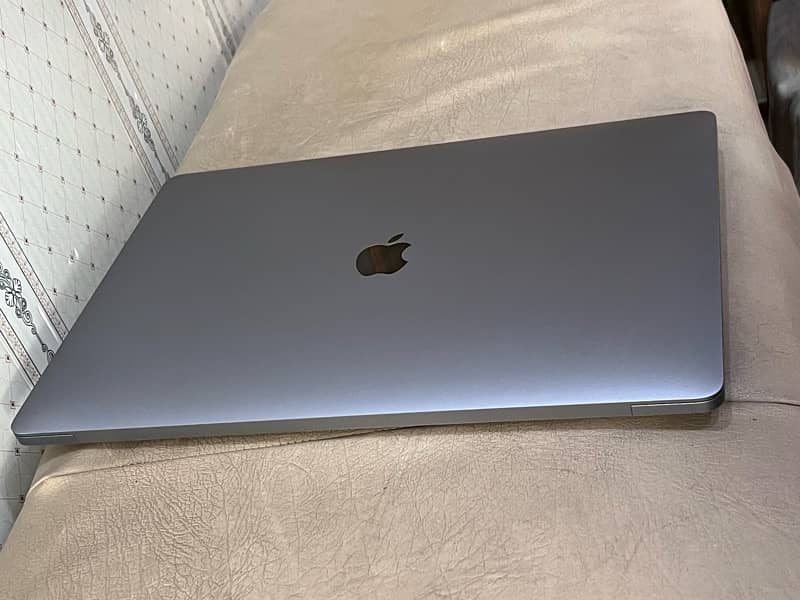 MacBook Pro 2019 core i7 16/512 4 GB Graphics card 16 inch 1