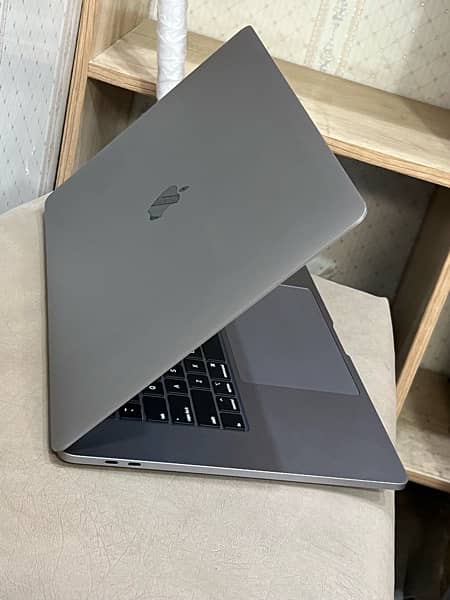 MacBook Pro 2019 core i7 16/512 4 GB Graphics card 16 inch 6