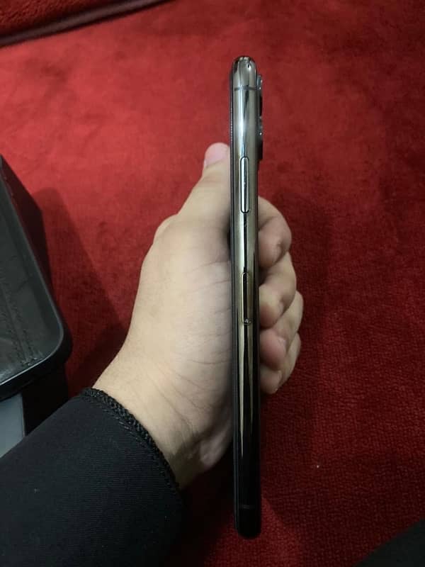 iPhone 11 Pro Max good condition Non PTA with box 1