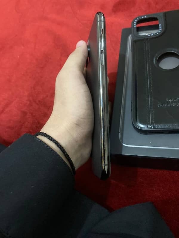 iPhone 11 Pro Max good condition Non PTA with box 2