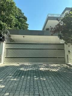 Triple story corner house in F-7/2 3000 usd demand