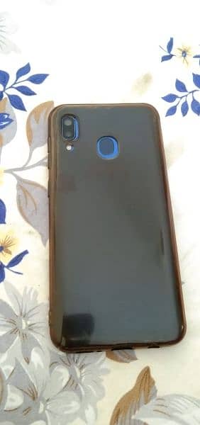 Samsung Galaxy A20 with box. 3